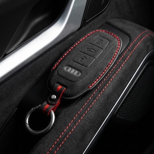 Audi Alcantara nyckelskydd | Svarta och röda sömmar | Anpassat nyckelfodral för A6, A7, Q8, Q7, SLine, RS-modeller (mocka)