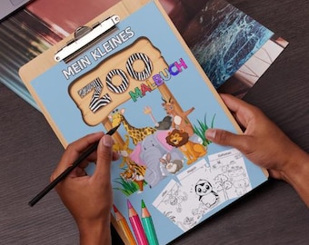 Może przedstawiać: Drewniana teczka z kolorowym tytułem "Mein kleines Zoo Malbuch". Teczkę zdobią różne ilustracje zwierząt, w tym zebra, żyrafa, lew i pingwin. Teczka jest używana do kolorowania w książce do kolorowania.