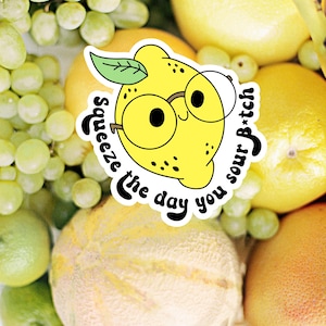 Presse le jour où tu es aigre autocollant de Zazzle.be Liste d&#39;envies Vous avez des idées ? Jeu de mots drôle au citron | décalcomanie en vinyle impertinente | Cadeau pour elle | Cadeau pour lui | Cadeau pour un ami | Cadeau colocation