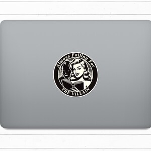 Op de afbeelding: Zwart-witte sticker met een vrouw die een boek leest. De tekst luidt "Always Falling For The Villain".