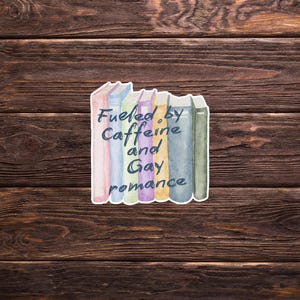 Könnte beinhalten: Ein Aufkleber mit einem Stapel bunter Bücher und dem Text "Fueled by Caffeine and Gay Romance".
