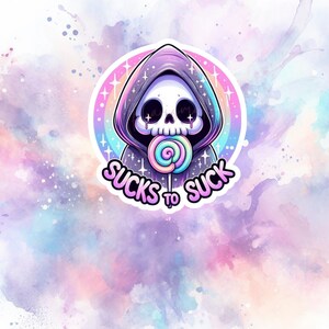 Puede incluir: Una pegatina con una calavera de dibujos animados con una capa con capucha morada, sosteniendo un caramelo de colores. El texto "SUCKS TO SUCK" está arriba y abajo de la calavera. El diseño está sobre un fondo de acuarela con colores pastel.
