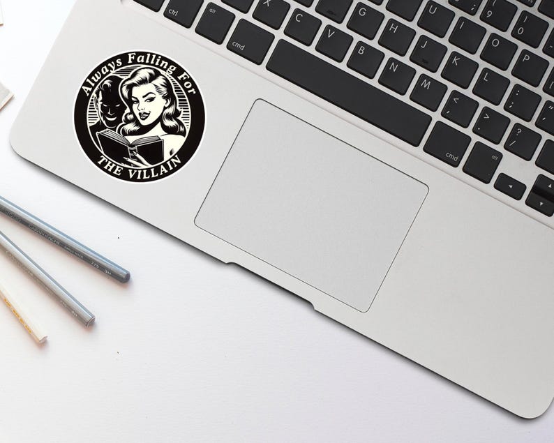 Op de afbeelding: Zwart-witte sticker met een vrouw en een man die een boek lezen. De sticker zegt "Always Falling For The Villain".
