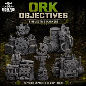 Könnte beinhalten: Ein Set aus fünf grauen Miniatur-Zielmarkern aus Harz mit Ork-Motiven, darunter Kisten, Fässer, Schrottstrukturen und Totenköpfe. Der Text lautet ORK OBJECTIVES 5 OBJECTIVE MARKERS und SUPPLIED UNPAINTED IN GREY RESIN.