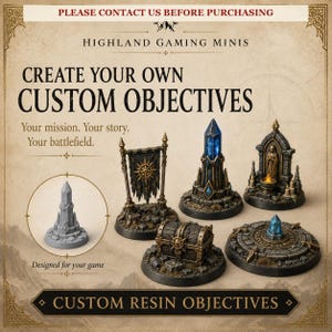 Puede incluir: Una colección de miniaturas para juegos de mesa que incluye un estandarte, un obelisco de cristal azul, un santuario de piedra con una figura, un cofre del tesoro y una plataforma circular de piedra con un cristal azul. Texto Highland Gaming Minis.