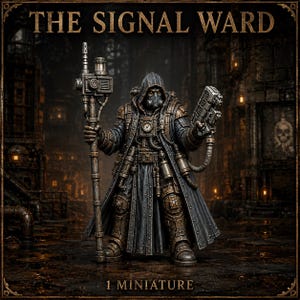 Może przedstawiać: Miniaturowa figurka zatytułowana THE SIGNAL WARD, przedstawiająca zakapturzoną postać w ciemnym, metalicznym płaszczu i masce przeciwgazowej, trzymającą wysoki mechaniczny kostur oraz masywną, industrialną broń palną z widocznymi wskaźnikami.