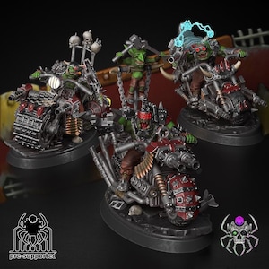 Könnte beinhalten: Miniaturfiguren von grün-häutigen Orks auf Custom-Motorrädern. Die Motorräder haben rote und silberne Details mit Schädel- und Waffenakzenten. Die Figuren stehen auf schwarzen Sockeln, mit einem Logo "pre-supported".