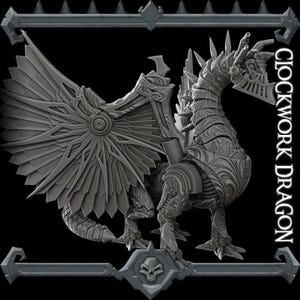 Może przedstawiać: Szczegółowa, szara figurka smoka w stylu steampunk z misternymi mechanicznymi detalami. Smok ma duże, stylizowane skrzydła, a tekst "CLOCKWORK DRAGON" jest widoczny po prawej stronie obrazu.