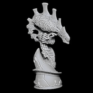 Puede incluir: Una escultura gris detallada de una criatura alienígena esquelética. La escultura presenta una cabeza con forma de cráneo con intrincados detalles similares a un cerebro, una caja torácica y un cuerpo segmentado. Está montada sobre una base texturizada.