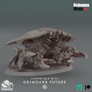 Puede incluir: Miniatura detallada, de color blanquecino, de una criatura con forma de cangrejo, diseñada para juegos de mesa. El modelo presenta detalles intrincados, incluyendo extremidades segmentadas, un caparazón texturizado y múltiples estructuras similares a ojos. La base dice "COMPATIBLE CON GRIMDARK FUTURE."