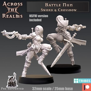 Könnte beinhalten: Detaillierte, graue Miniatur einer Battle Nun mit Schwert und Armbrust. Die Figur befindet sich in einer dynamischen Pose, mit Kapuze und Rüstung. Die Basis ist 25 mm, und die Figur ist im Maßstab 32 mm. Der Text "Across the Realms" und "Battle Nun" sind sichtbar.