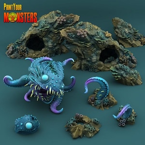 Può includere: Una collezione di miniature fantasy, tra cui un grande mostro blu e viola con denti affilati e tentacoli, e diverse formazioni rocciose con coralli. Il testo "PrintYourMonsters" è visibile in alto a sinistra.