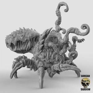 Op de afbeelding: Een gedetailleerd, grijs monsterbeeldje met meerdere poten, scherpe tanden en tentakels. Het wezen heeft een grote, getextureerde kop en een complex, stekelig lichaam. Het Duncan Shadow-logo is rechtsonder zichtbaar.