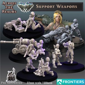 Puede incluir: Una colección de figuras en miniatura que representan soldados con diversas armas de apoyo. Las figuras son de color neutro y están sobre bases negras. La imagen incluye el texto "Across the Realms" y "Support Weapons". La escala es de 32 mm.