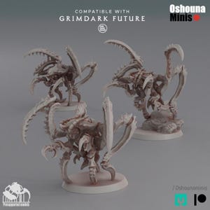 Puede incluir: Tres miniaturas beige de criaturas insectoides de Grimdark Future con múltiples extremidades y garras afiladas. Las miniaturas están sobre bases redondas. El texto en la imagen incluye "COMPATIBLE WITH GRIMDARK FUTURE" y "Oshouna Minis".