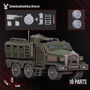Puede incluir: Un modelo de camión militar blindado verde de seis ruedas con torreta, cañones dobles y ventanas laterales. El kit incluye 18 piezas, con dimensiones de 135 mm por 69 mm por 58 mm. El texto DakkaDakka.Store es visible en la parte superior.