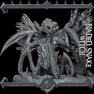 Puede incluir: Una detallada escultura gris de una criatura con múltiples brazos, alas y una cabeza con forma de calavera. Una figura femenina desnuda está incorporada en el diseño. El texto "BLADED SNAKE WITCH" es visible en el lateral.