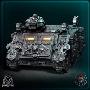 Könnte beinhalten: Ein detailliertes, dunkelgraues gepanzertes Fahrzeug mit aufwendigen Wolfskopf- und Zierdesigns. Das Fahrzeug verfügt über eine Schützenfigur, leuchtende Lichter und den Text "pre-supported". Dieses Modell ist wahrscheinlich für Tabletop-Spiele oder Ausstellungen gedacht.