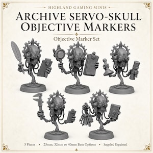 Op de afbeelding: Een set van vijf grijze, onbeschilderde miniatuurfiguren getiteld Archive Servo-Skull Objective Markers. Elk figuur toont een schedel met mechanische onderdelen, een tandwielvormige halo en diverse accessoires zoals een veer, klembord, vergrootglas, stempel, rol, schuifmaat, sleutels en een boek.