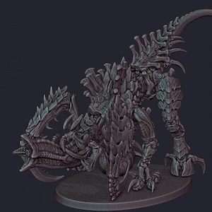 Puede incluir: Una detallada criatura en miniatura, de color gris verdoso, con un exoesqueleto espinoso y blindado. El modelo tiene múltiples extremidades, una gran cabeza con dientes afilados y una cola curvada. Posado sobre una base ovalada, ideal para juegos de mesa.