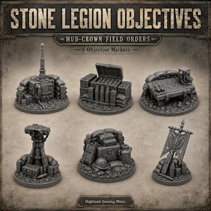 Könnte beinhalten: Ein Set aus sechs grauen Miniatur-Zielmarkern mit der Aufschrift Stone Legion Objectives und Mud-Crown Field Orders. Die Teile umfassen einen Funkturm, eine Munitionskiste, einen taktischen Kartentisch, einen Stativsensor, Vorratskisten und ein Banner.