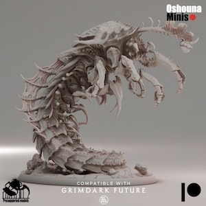 Könnte beinhalten: Eine detaillierte, hellgraue Miniatur eines krabbenartigen Wesens mit mehreren Beinen, Klauen und einem segmentierten Körper. Das Modell steht auf einem kreisförmigen Sockel und weist komplizierte Details auf. Der Text auf dem Bild lautet "Oshouna Minis" und "Compatible with Grimdark Future."
