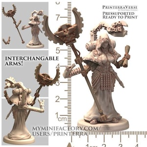 Peut inclure: Figurine beige imprimée en 3D d'une figure vêtue d'une robe avec des bras interchangeables, tenant un bâton avec un sommet en forme de roue dentée. La figurine a une capuche et tient un parchemin. Le texte "INTERCHANGEABLE ARMS!" est visible.