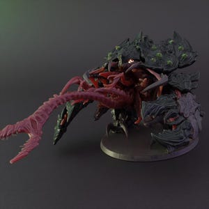 Puede incluir: Modelo 3D detallado de una criatura monstruosa. El modelo presenta un exoesqueleto verde oscuro y morado, con estructuras internas rojas y rosas. La criatura tiene múltiples extremidades y un apéndice largo y segmentado que sale de su boca.