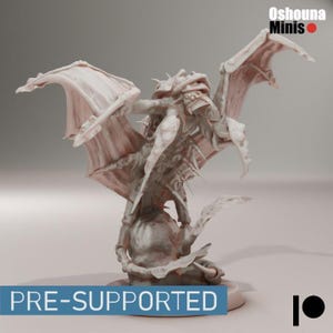Puede incluir: Una figura en miniatura detallada, de color claro, de una criatura alada con un cuerpo segmentado y múltiples extremidades. La figura tiene alas grandes y texturizadas y una cabeza compleja, similar a la de un insecto. La base de la figura está rodeada por una forma orgánica texturizada. Se muestra el texto "PRE-SUPPORTED".