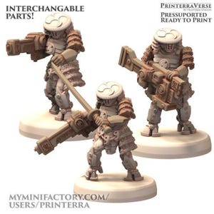 Può includere: Set di tre tazze in ceramica con finitura opaca e macchiettata. Le tazze sono nei toni del crema, grigio chiaro e grigio scuro. Design semplice e minimalista.