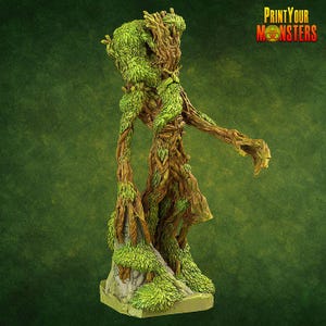 Può includere: Dettagliata figura fantasy di una creatura simile a un albero, dipinta a mano con foglie verdi e corteccia marrone strutturata. La figura è su una base di pietra, con il testo "Print Your Monsters".