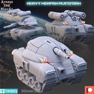 Puede incluir: Imagen renderizada digitalmente de tres plataformas de armas pesadas grises futuristas, que se asemejan a tanques. Las plataformas presentan múltiples torretas, orugas y varios elementos de diseño. El texto "HEAVY WEAPON PLATFORM" es visible en la parte superior. La base es de 50 mm.
