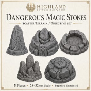 Könnte beinhalten: Ein Set aus fünf unbemalten, grauen Miniatur-Geländestücken mit der Aufschrift Dangerous Magic Stones. Die Sammlung umfasst einen hohen Monolithen, einen Steinhügel, einen Steinkreis, eine Gruppe aus drei stehenden Steinen und einen runden Sockel.