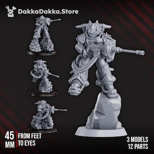 Könnte beinhalten: Eine Sammlung grauer Miniaturfiguren gepanzerter Soldaten mit großen Waffen. Die Figuren befinden sich auf einem dunklen Hintergrund. Der Text "DakkaDakka.Store" steht oben. Der Text "45 mm vom Fuß bis zu den Augen" steht unten links. Der Text "3 Modelle 12 Teile" steht unten rechts.