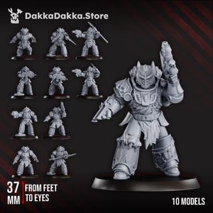 Könnte beinhalten: Eine Sammlung von zehn grauen Miniatur-Kriegermodellen. Die Modelle sind sehr detailliert, mit Rüstung und Waffen. Der Text "37 mm von den Füßen bis zu den Augen" wird angezeigt. Das DakkaDakka.Store-Logo befindet sich oben links.