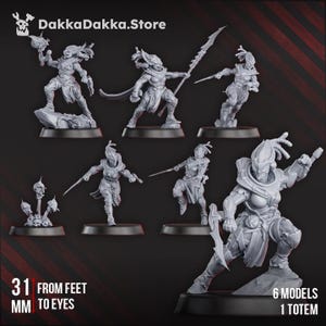 Puede incluir: Un conjunto de seis modelos de guerreros en miniatura grises y un tótem, con el texto "31 mm de los pies a los ojos" y "6 modelos 1 tótem". Las figuras están posadas en posturas de acción dinámica, con armas y armaduras detalladas.