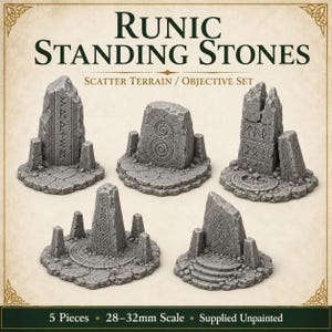 Op de afbeelding: Een set van vijf grijze runenstenen miniaturen voor tabletop-spellen. De stukken zijn voorzien van gebeeldhouwde symbolen, spiraalpatronen en getextureerde stenen voetstukken. De tekst luidt: RUNIC STANDING STONES, SCATTER TERRAIN / OBJECTIVE SET, 5 Pieces, 28-32mm Scale, Supplied Unpainted.