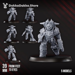 Könnte beinhalten: Eine Sammlung von fünf grauen Miniaturmodellen gepanzerter Figuren, jeweils auf einem schwarzen Sockel. Die Modelle sind in verschiedenen Posen dargestellt, wobei eine Figur prominent hervorgehoben wird. Der Text auf dem Bild lautet "39 mm vom Fuß bis zu den Augen" und "5 Modelle". Das DakkaDakka.Store-Logo befindet sich oben links.