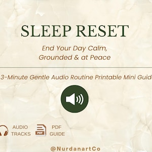 Könnte beinhalten: Ein druckbarer Mini-Guide mit dem Titel "SLEEP RESET" mit dem Text "End Your Day Calm, Grounded & at Peace". Er enthält eine 3-minütige Audio-Routine, Audiospuren und einen PDF-Leitfaden. Der Hintergrund hat eine Marmorstruktur.