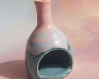 Porta-incenso em formato de mini chaminé, feito à mão em cerâmica.