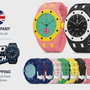 Puede incluir: Dos relojes de pulsera con biseles octogonales y esferas texturizadas. Un reloj es rosa con bisel amarillo y esfera turquesa, el otro es negro con bisel blanco y esfera negra. Se muestra una fila de ocho correas de silicona de varios colores.