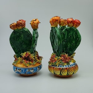 Cactus de cerámica siciliana de Caltagirone hecho a mano en jarrón decorado – Escultura artesanal de tuna de 19 cm para decoración del hogar
