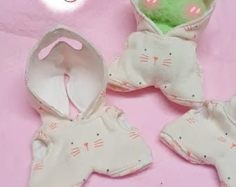 Mono con capucha hecho a mano para muñecas de 10-11 cm de altura. Llavero de peluche. Juguete artístico.