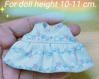 Minivestido hecho a mano para muñecas de 10-11 cm de altura. Llavero de peluche. Juguete artístico.
