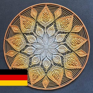 Può includere: Un centrino circolare fatto a mano con un design simmetrico e dettagliato. Il centrino presenta una sfumatura di colori, che passa da un centro beige chiaro a tonalità di giallo e arancione sui bordi. Il motivo intricato include forme floreali e geometriche.