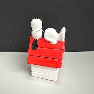 Vintage Peanuts Snoopy Sleeping on His Doghouse - Etsy