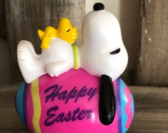 Vintage Peanuts Snoopy and Woodstock Napping on Hot Pink Whitman 'W' Happy Easter Egg