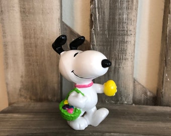 Vintage Peanuts Snoopy the Easter Beagle Delivering Easter Eggs | Holding Yellow Egg | PVC Miniature Figurine