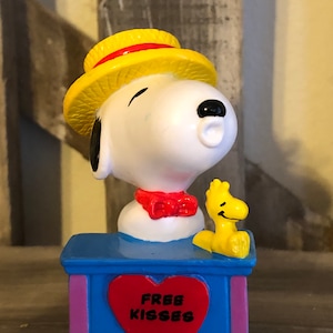 Vintage Snoopy at the Kissing Booth Peanuts Valentine&#39;s Day PVC Figure