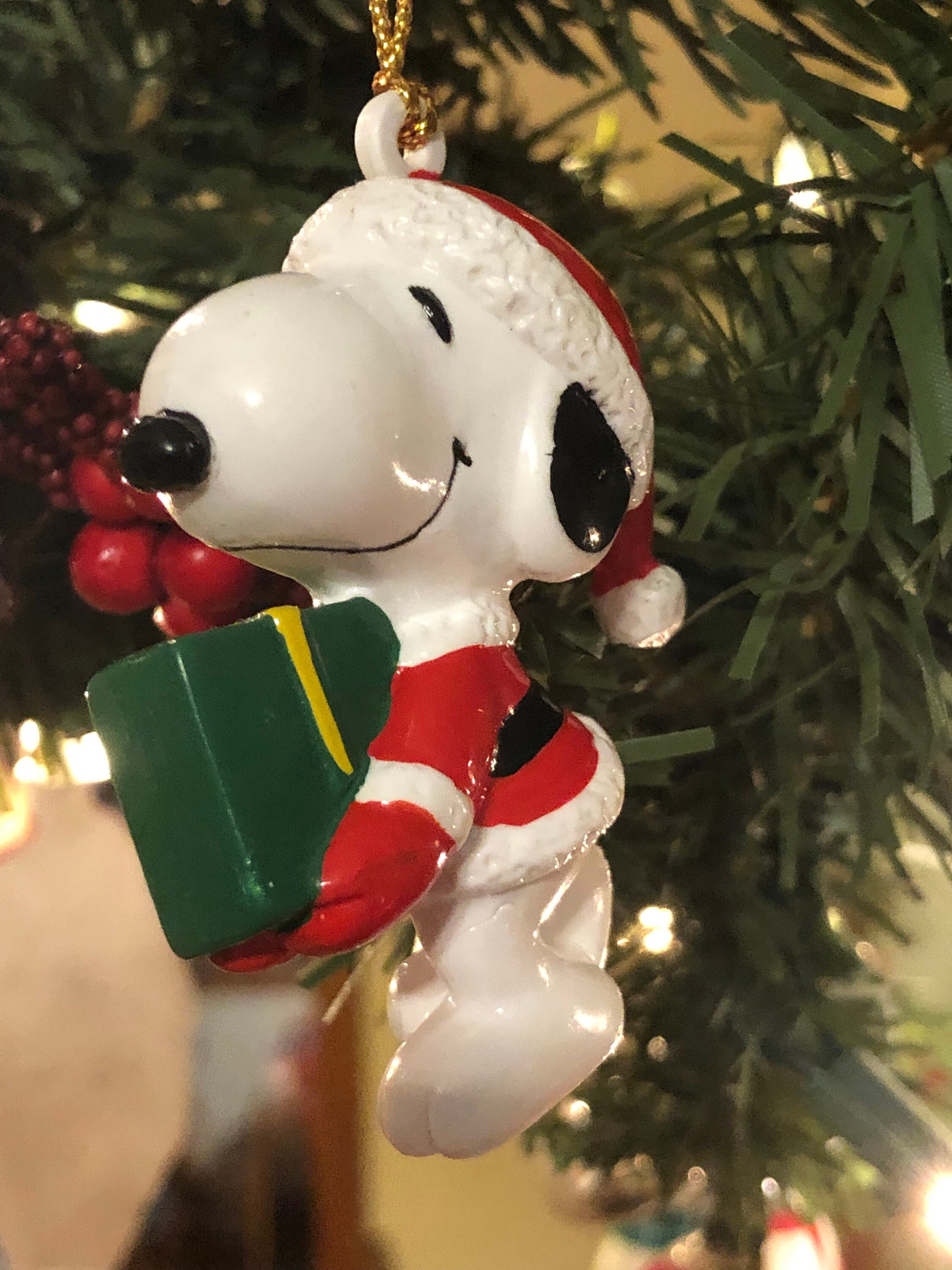 緑のクリスマスプレゼントの飾りを運ぶヴィンテージサンタスヌーピー 
